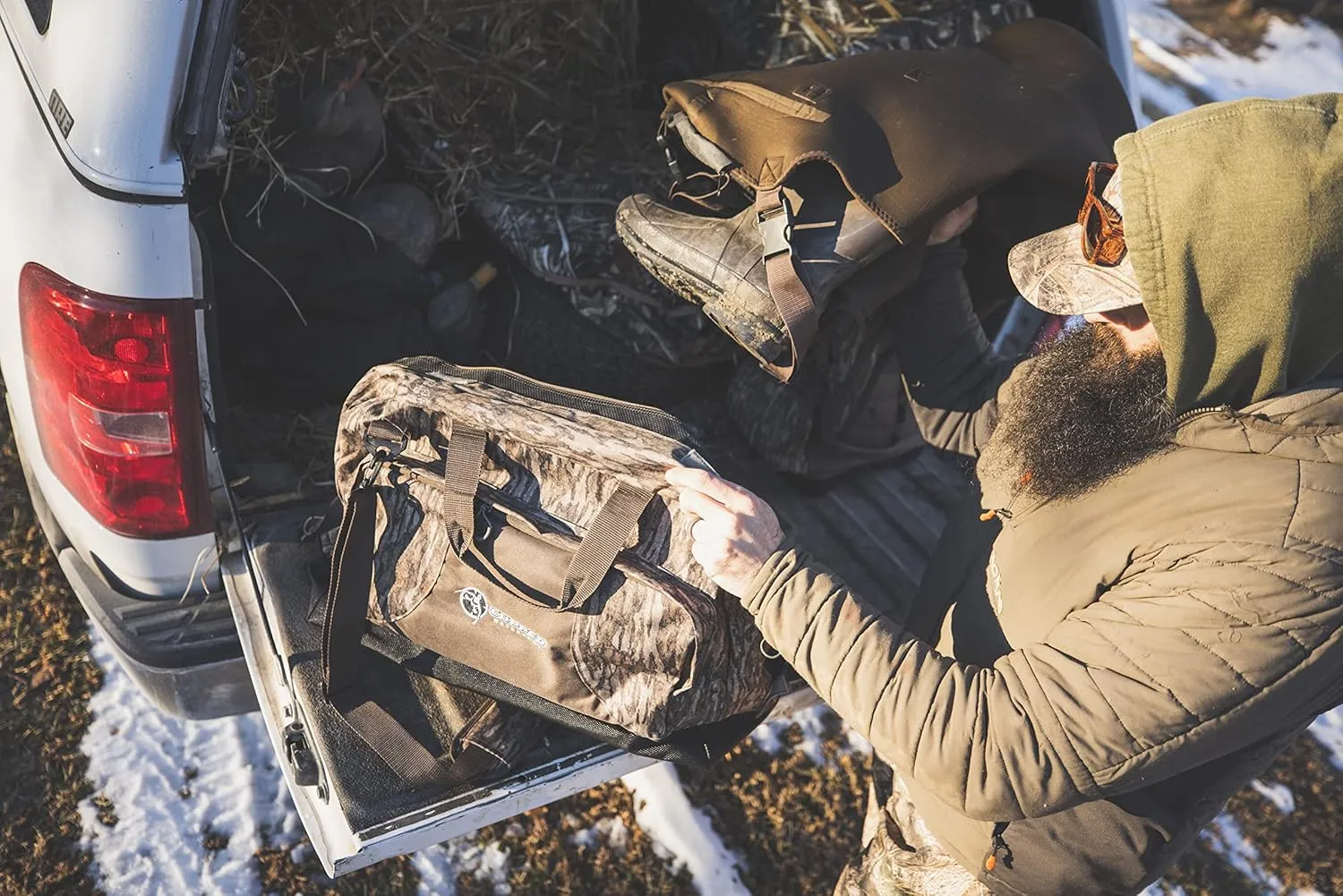 Camo Wader Storage Bag, Expandable Duck Hunting Wader Bag with Fold-Out Neoprene Mat and Waterproof Pockets